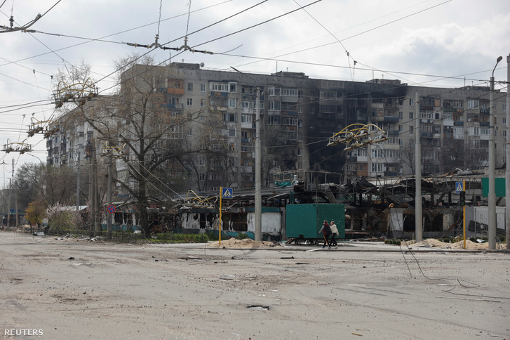 Orosz katonai csapásban megsérült lakóépület Luhanszk régióban 2022. április 16-án