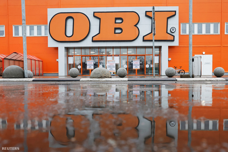 Az OBI áruházlánc egy bezárt üzlete Moszkvában 2022. április 11-én