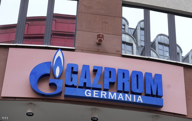 A Gazprom orosz állami energetikai társaság németországi leányvállalatának logója berlini székházának bejáratánál 2022. április 6-án