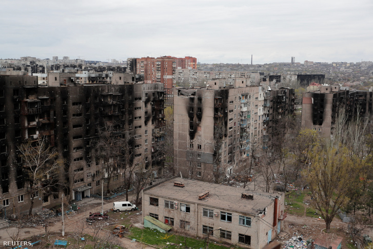 Tüzérségi támadásban megrongálódott lakóépületek Mariupolban 2022. április 21-én