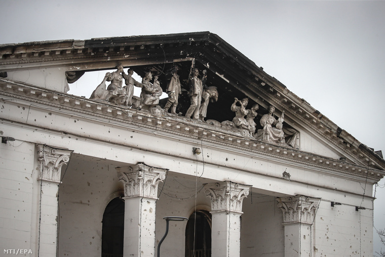 A mariupoli Dráma Színházban civilek kerestek menedéket, amikor bombatámadás érte az épületet.