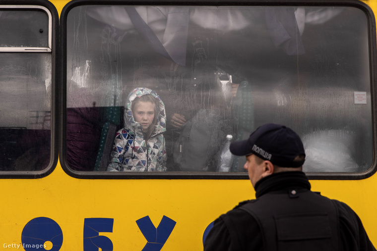 Egy Mariupolból kimenekített kislány néz ki a busz ablakán április 21-én.