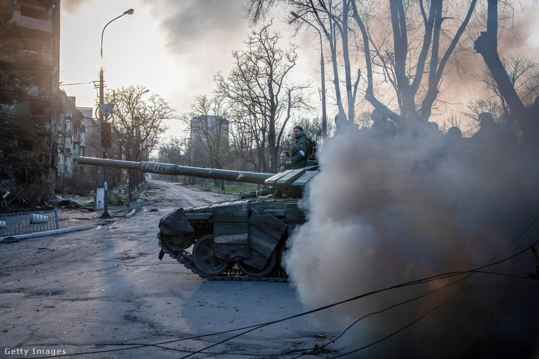 A Donyecki Népköztársaság egyik tankja az Azovstal acélgyárnál lévő frontvonalra indul április 15-én.