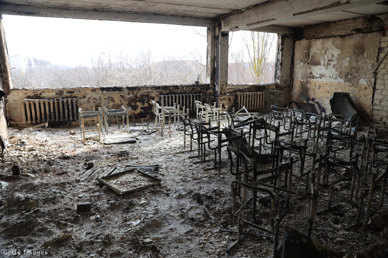 Egy iskola romjai a város orosz ellenőrzés alatt álló részén március 29-én.