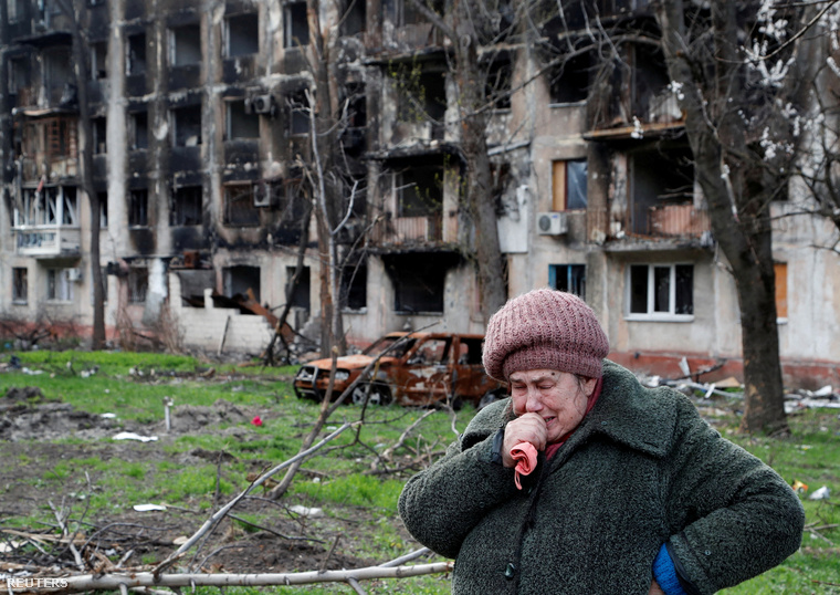 A 71 éves ukrán asszony, Tamara egy lerombolt lakóépület előtt.