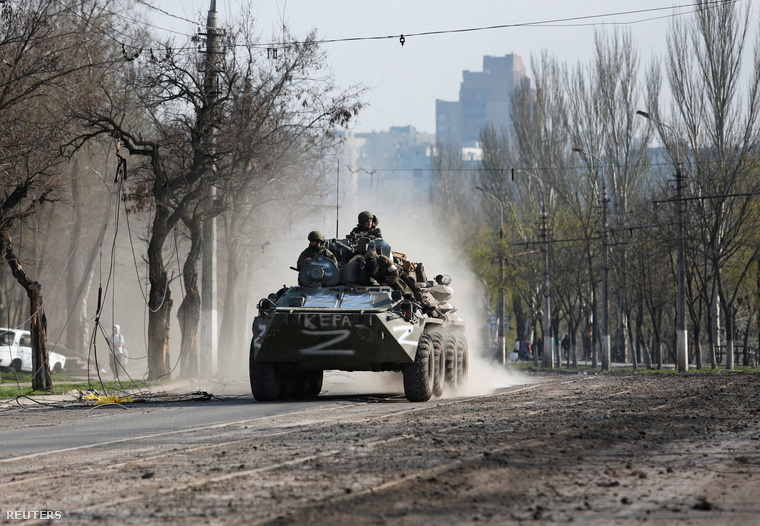 Az orosz erőkhöz tartozó katonák április 15-én Mariupolban.