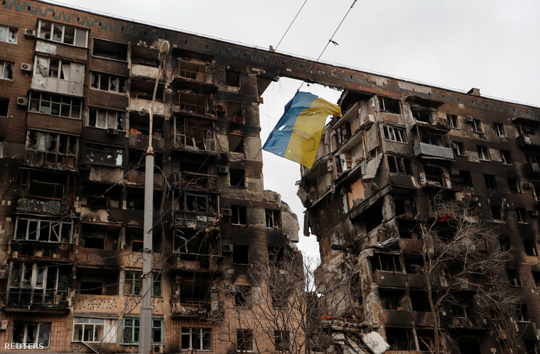 Ukrán zászló egy lebombázott mauripoli épületen.