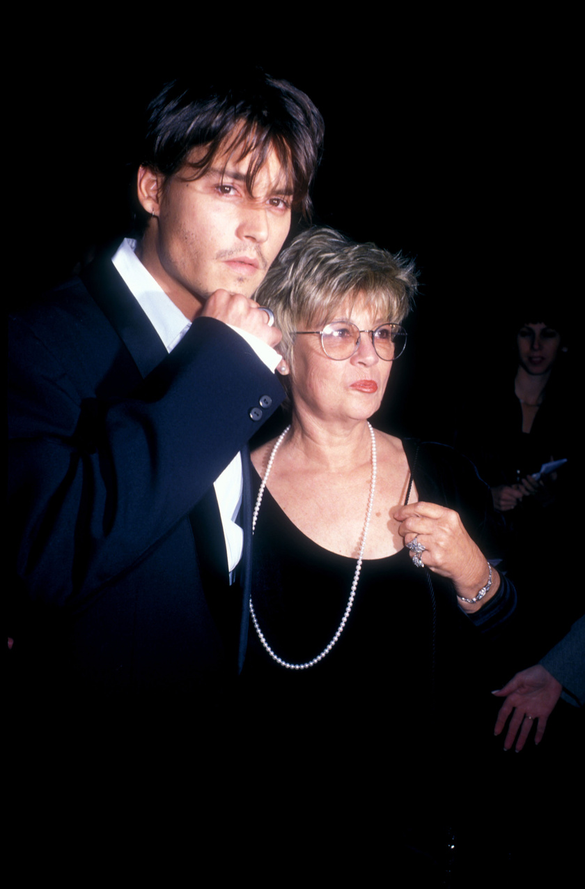 Johnny Depp és édesanyja 1995 novemberében a Holtidő című film premierjén.