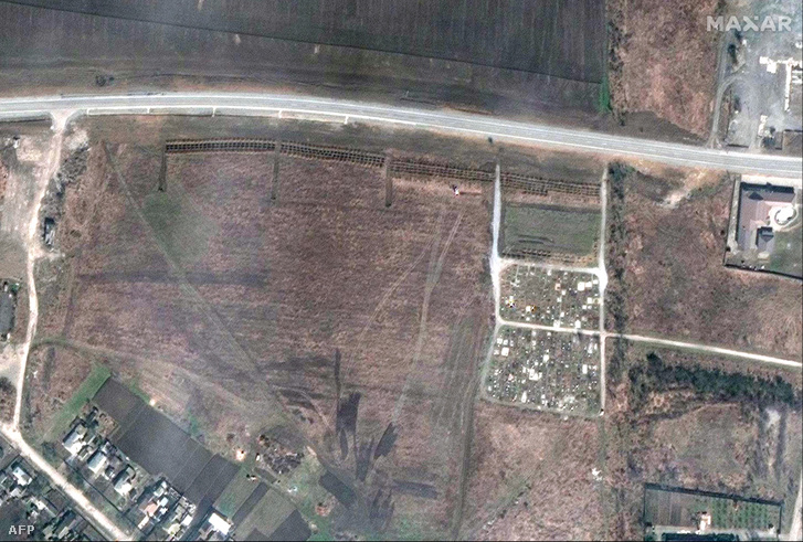 Műholdfelvétel a Mariupoltól húsz kilométerre található Manus falu temetőjéről 2022. április 3-án Ukrajnában