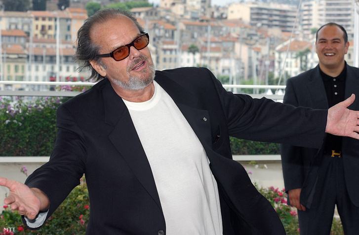 Jack Nicholson az About Schmidt című filmjének bemutatója alkalmából tartott fotózáson a cannes-i fesztiválpalota teraszán 2002. május 21-én