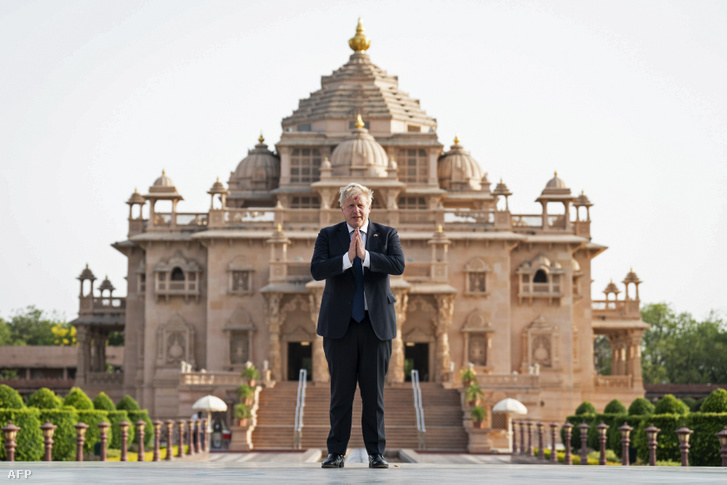 Boris Johnson a Swaminarayan Akshardham templom előtt Gandhinagarban 2022. április 21-én