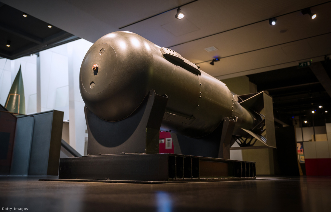 A „Little Boy” atombomba öt eredeti burkolatának egyike a londoni Birodalmi Hadi Múzeumban 2020. augusztus 6-án