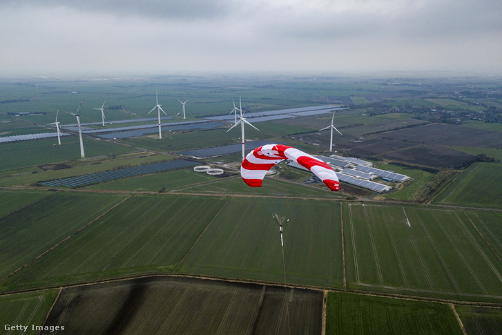 A Skysails Power repülő szélsárkánya az észak-németországi Klixbüll városának mezői felett 2020. november 30-án