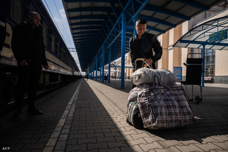 Egy Mariupolból menekülő férfi csomagjaival 2022. április 23-án