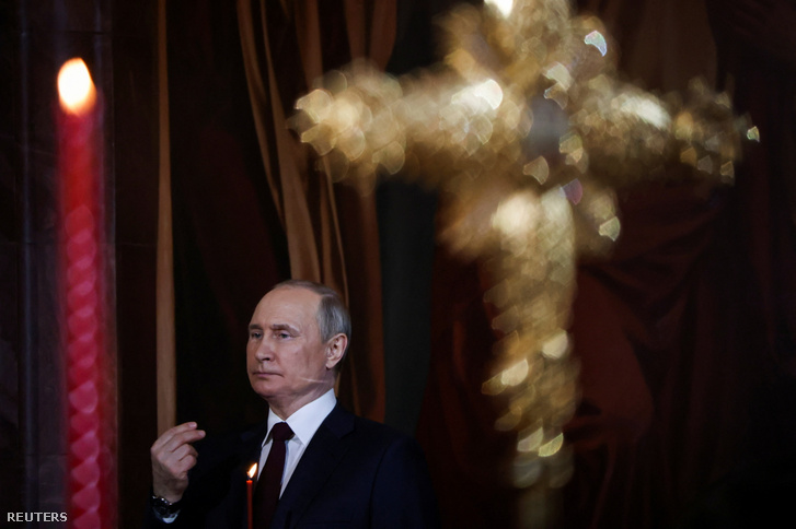 Vlagyimir Putyin orosz elnök részt vesz az ortodox húsvéti istentiszteleten a moszkvai Megváltó Krisztus-székesegyházban, Oroszországban 2022. április 23-án