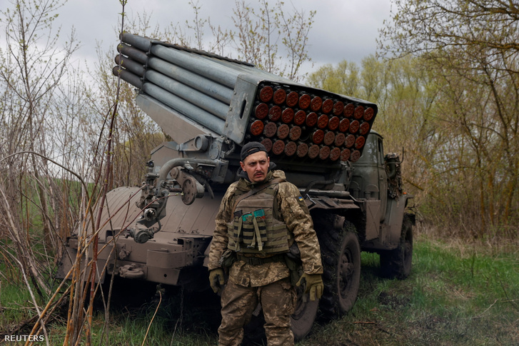 Ukrán katona egy rakétakilövő rendszer mellett áll Harkiv régióban, Ukrajnában 2022. április 20-án