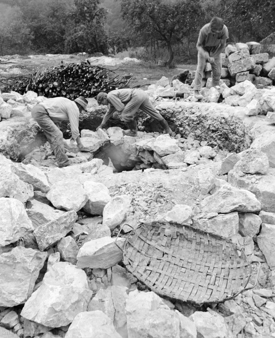 Bátor, 1973. augusztus 30. Bátor község termelőszövetkezetének mészégetői készítik a boksát. 