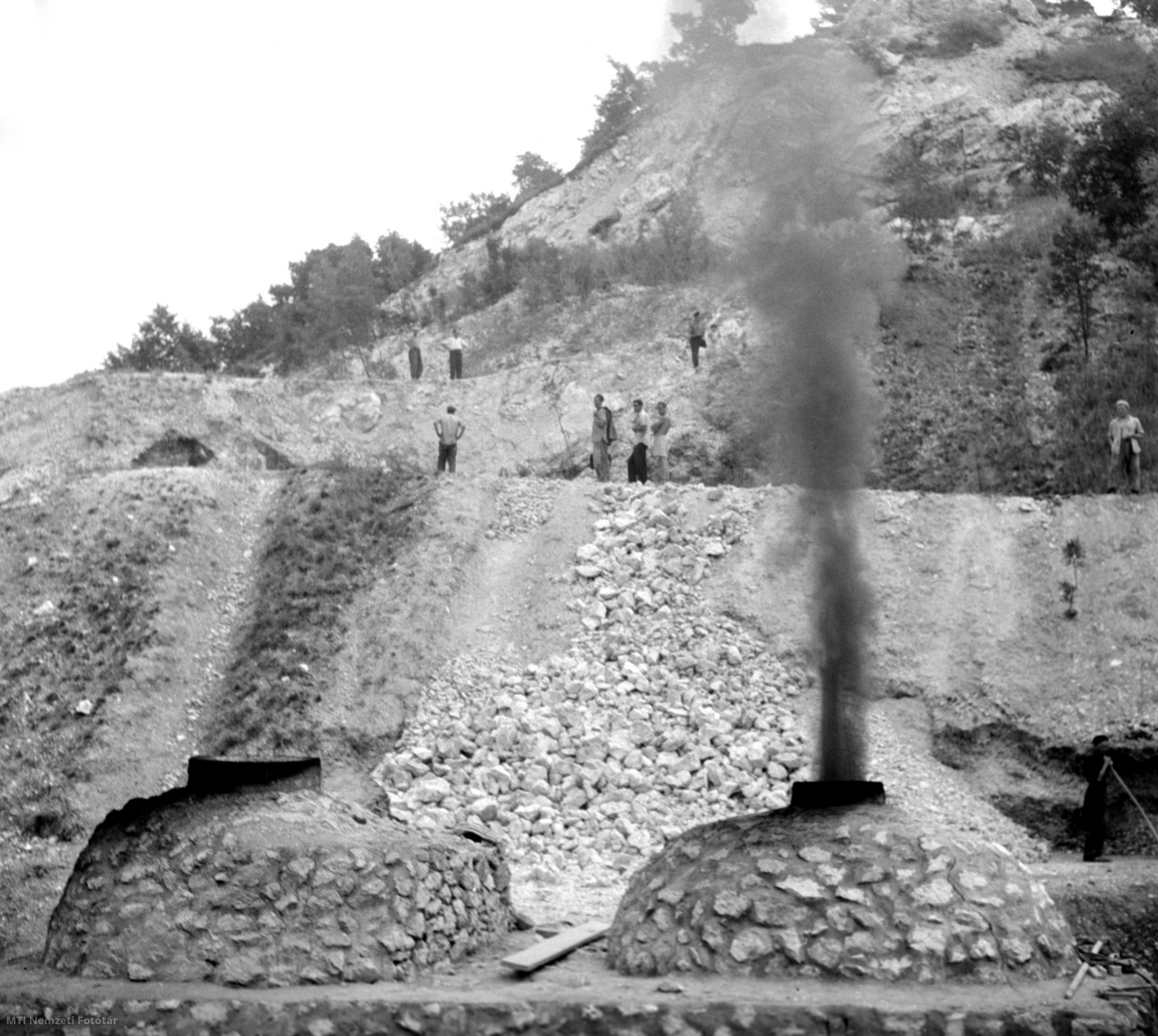 Budapest, 1957. augusztus 2. Működő mészégető kemencék. Megkezdte működését a Nagykovácsi Kőbányászok és Kisszénégetők ktsz-e (kisipari termelőszövetkezet), öt kemencét építenek, melyből kettő már működik.
