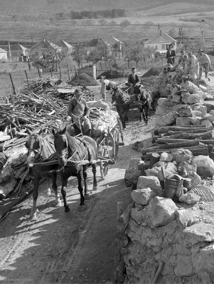 Felsőtárkány, 1961. október 28. A Dózsa Termelőszövetkezet lovas kocsijai szállítják az égetett mészkövet a mészégető kemencéktől a vasútállomásra.