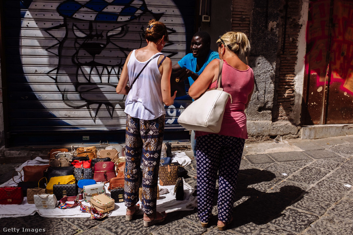 Egy férfi hamis kézitáskákat árul az utcán Nápolyban