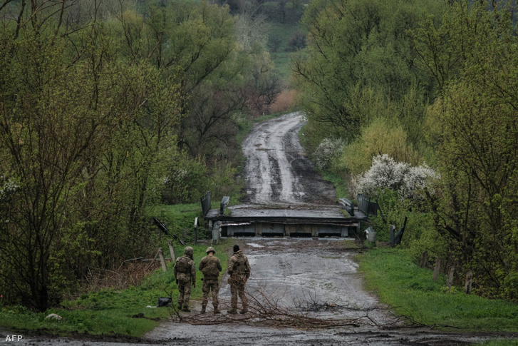 Ukrán katonák állnak egy úton Lyman közelében Kelet-Ukrajnában 2022. április 24-én