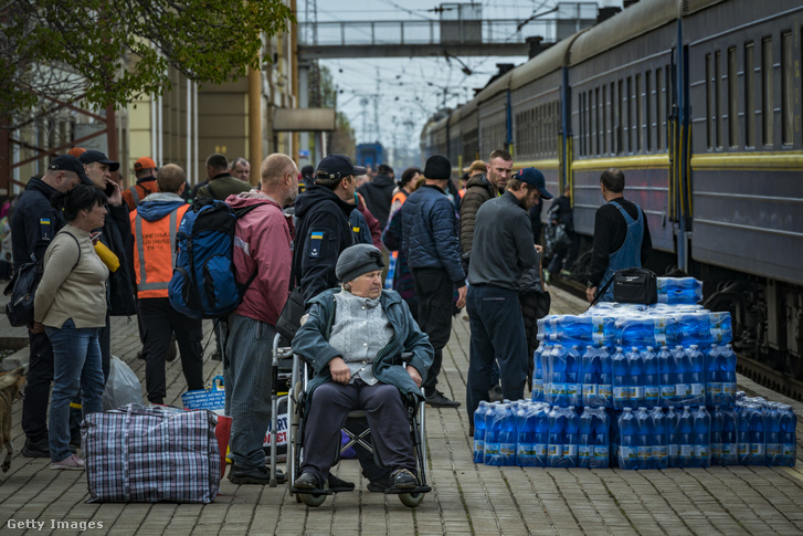 Ukrán menekültek a pokrovszki vasútállomáson Ukrajnában 2022. április 23-án