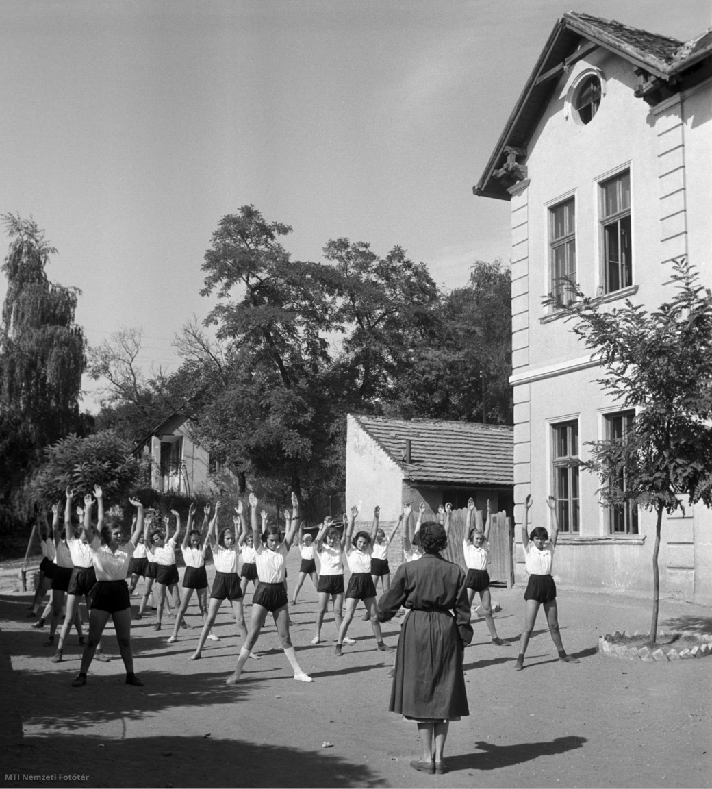 Pomáz, 1957. szeptember 25. Kristofóri Istvánné tornatanárnő tornagyakorlatokat végeztet az iskola udvarán. A pomázi állami általános iskola körülbelül ötvenfős II. Rákóczi Ferenc sportköre 1946 óta nagy sikerrel működik Kristofóri Istvánné irányítása mellett