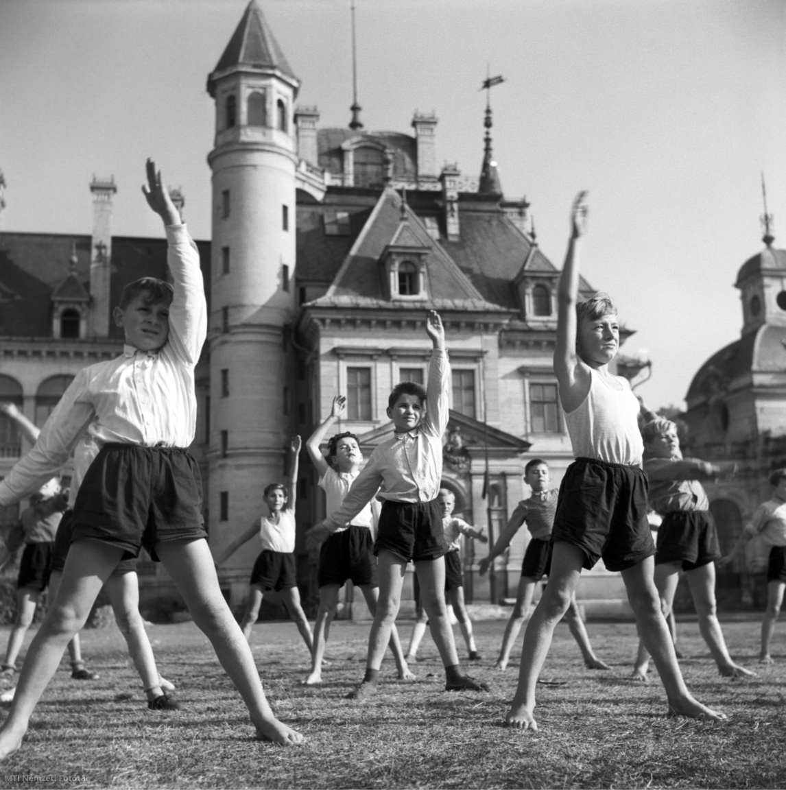 Tura, 1958. november 6. Iskolás fiúk tornaórán az úri kastélyból átalakított turai általános iskola udvarán