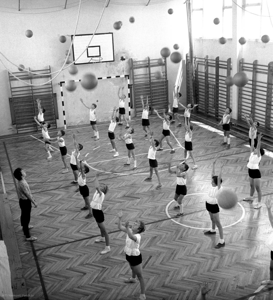 Veszprém, 1963. május 30. Pajter Anna testnevelőtanár órát tart a hetedik osztály tanulóinak a Kiss Lajos lakótelepen 1962-ben átadott új általános iskola tornatermében. Az intézményben több mint ötszáz gyermek tanul