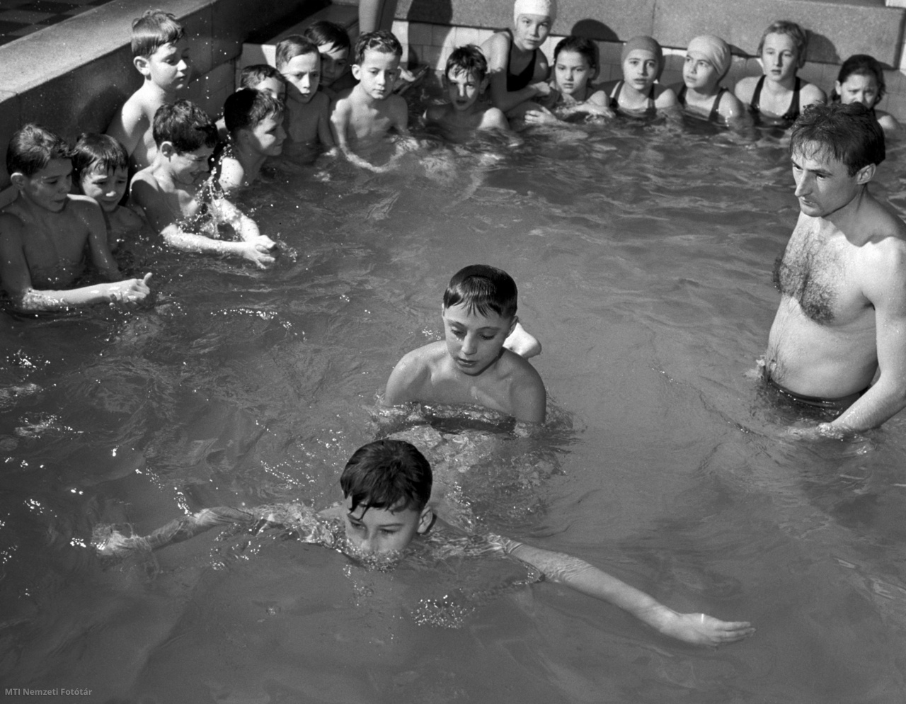 Budapest, 1961. január 12. A kéztempót gyakorolják a Dob utcai általános iskola V. osztályos tanulói Majercsik Mihály testnevelőtanár felügyelete mellett a Sportuszodában