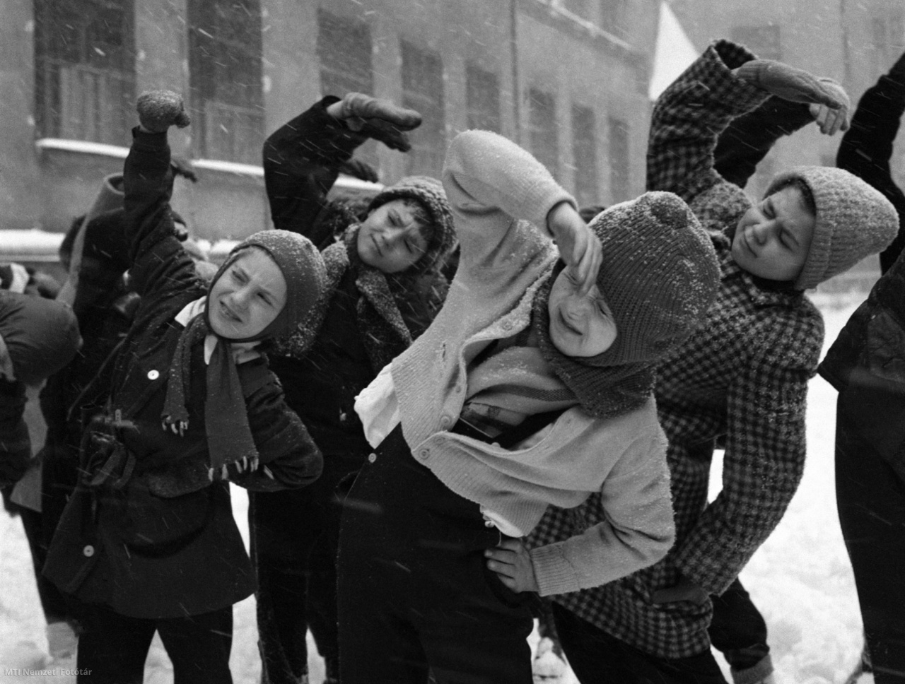 Budapest, 1966. január 18. Diákok tornáznak a fővárosi Fazekas Mihály Gyakorló Általános Iskola és Gimnázium udvarán, ahol az iskola vezetőségének javaslatára jégpályát létesítettek az úttörők. Weitz Győző testnevelőtanár a tantervi órákat használja fel a téli sportra. Gimnasztikagyakorlatokat folytat a szabadban a tanulókkal, és korcsolyázni tanítja őket. A VII. és VIII. osztályosok pedig a jégkorongozás alapelemeit, a korongvezetést, adogatást és a játék technikáját is elsajátítják