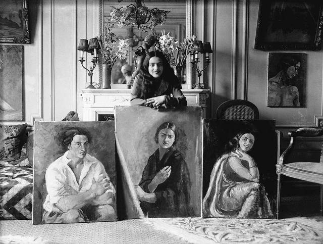 Amrita Sher-Gil három festményével, 1930-ban