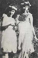 Amrita és húga, Indira 1922-ben