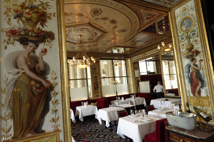 A Le Grand Véfour étterem Párizsban 2015. június 24-én