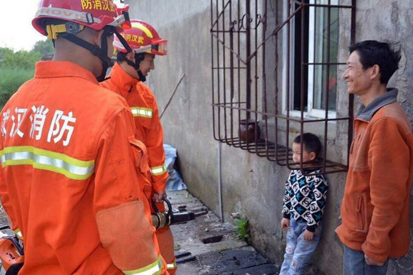 Az ötéves kínai kisfiú házuk ablakán lévő vasrácsok közé dugta a fejét. Az édesapa végül tűzoltók segítségét kérte a kiszabadításához.