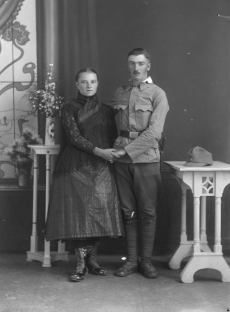 Fiatal házaspár, a férfi katonai egyenruhában. A kép Rákospalotán készült, 1914-1919 között. Borsy Béla felvétele.
