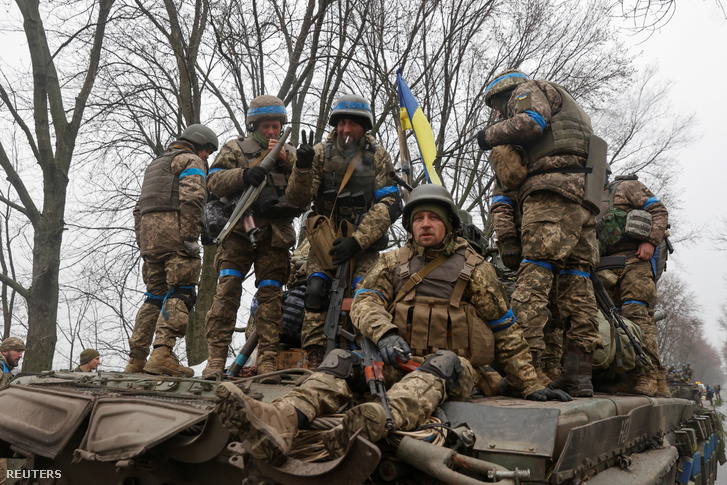 Ukrán katonák egy tank tetején állnak Csernyihiv régióban Ukrajnában 2022. április 2-án