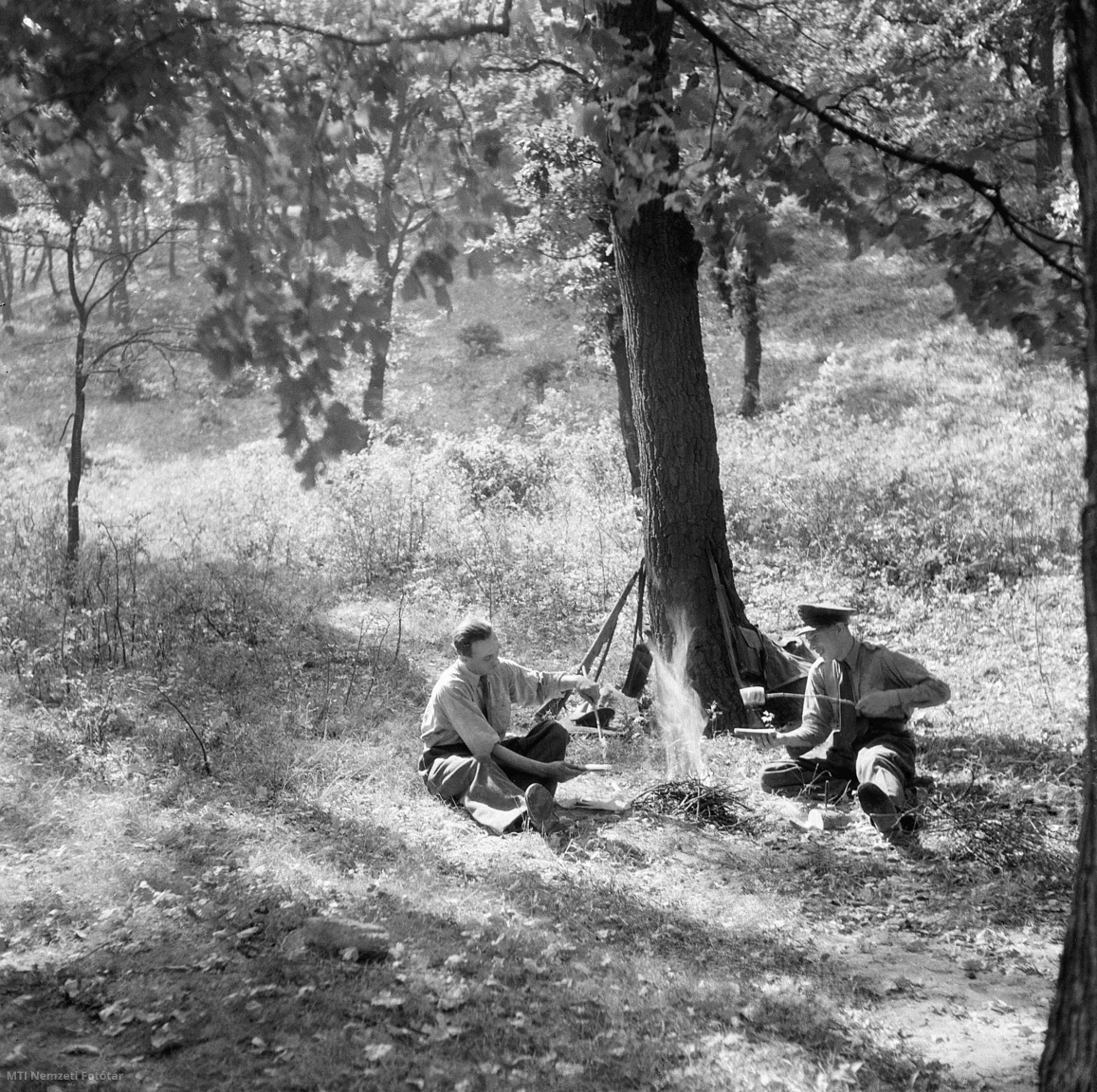 1947. szeptember 21. Egyenruhás rendőrök szalonnát sütnek az erdőben. A felvétel készítésének pontos helye ismeretlen.