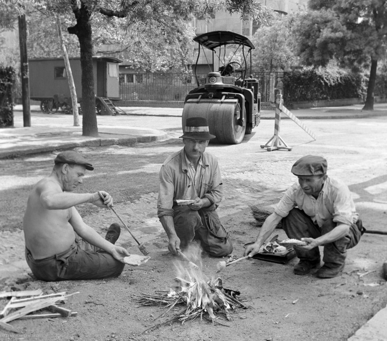 Budapest, 1959. május 21. Szalonnát sütnek ebédidőben a Fővárosi Útépítő Vállalat útburkoló munkásai a Badacsonyi utcában.