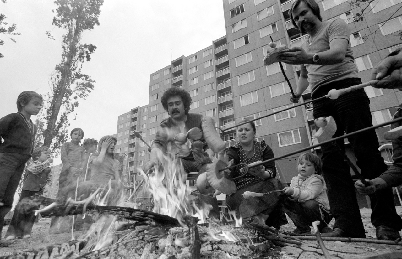 Budapest, 1981. május 17. Szalonnát sütnek az új lakótársak a pestlőrinci Havanna-lakótelepen.
