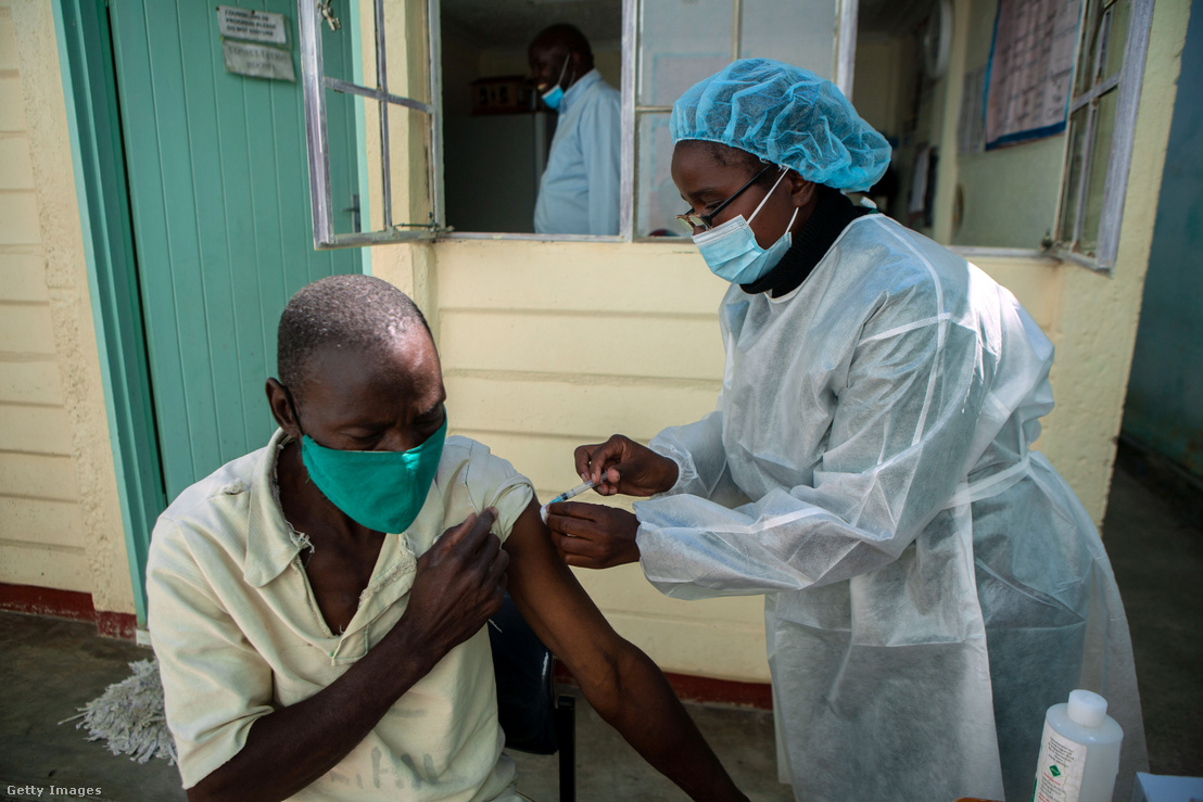Egy férfi koronavírus elleni védőoltást kap 2021. augusztus 4-én Harare Zimbabwében