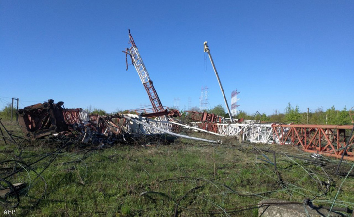 A Majak rádióközpont antennái a Majak faluban történt robbantások után, 2022. április 26-án