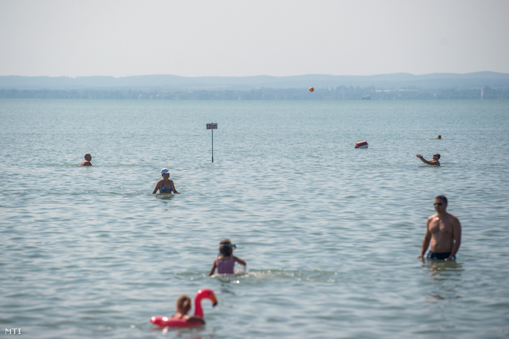 Fürdőzők a Balatonban az alsóörsi strandon 2020. augusztus 13-án
