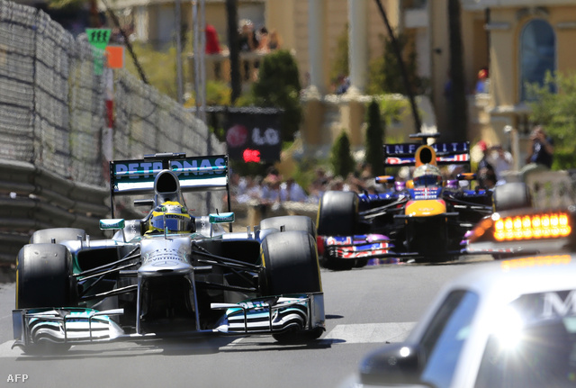 Nico Rosberg és Vettel a safety car mögött Monacóban