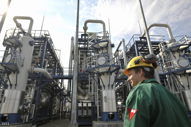 2009. október 1. Munkás a gázelőkészítő üzemrésznél Algyőn a szőregi biztonsági gáztározó bemutatásán.