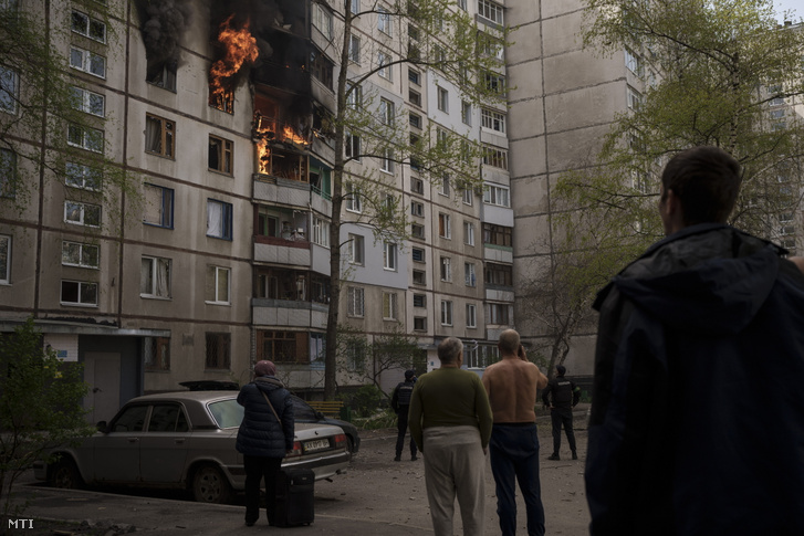 Orosz támadásban kigyulladt lakóépület Harkivban 2022. április 25-én