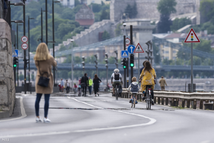 Kerékpárosok és gyalogosok élvezik a jó időt a gépjárműforgalom elől lezárt pesti alsó rakparton 2020. május 16-án