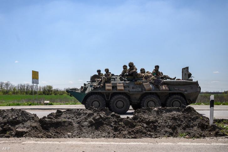Ukrán katonák páncélozott harckocsin 2022. április 28-án