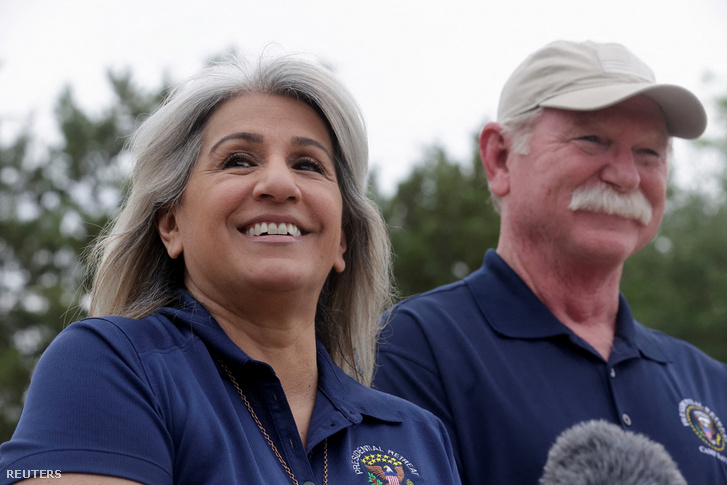 Paula és Joey Reed a texasi Granburyben 2022. április 27-én egy sajtótájékoztatón beszél fiuk, Trevor Reed amerikai tengerészgyalogos hazatéréséről