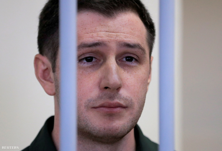 Az amerikai ex-tengerészgyalogos, Trevor Reed a vádlottak ketrecében áll a moszkvai bírósági tárgyaláson 2020. március 11-én